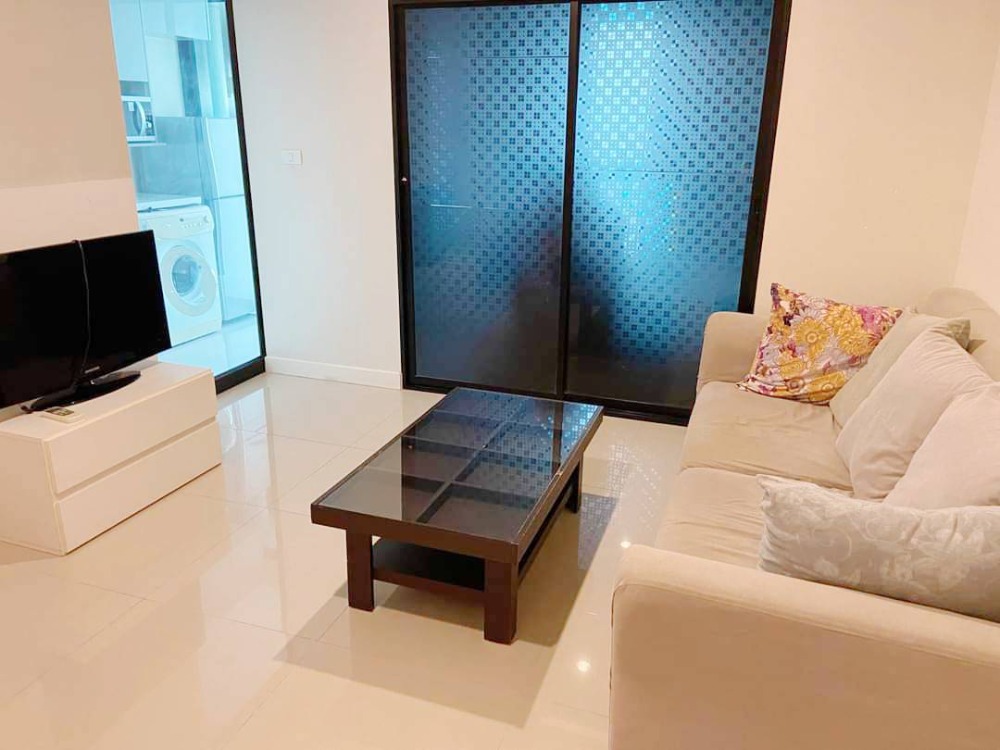 For RentCondoRatchadapisek, Huaikwang, Suttisan : For rent condo Metro Sky Ratchada, just 500 m. from MRT Huai Khwang, 30 sqm. 1 bed, fully furnished, rent 12,000/month