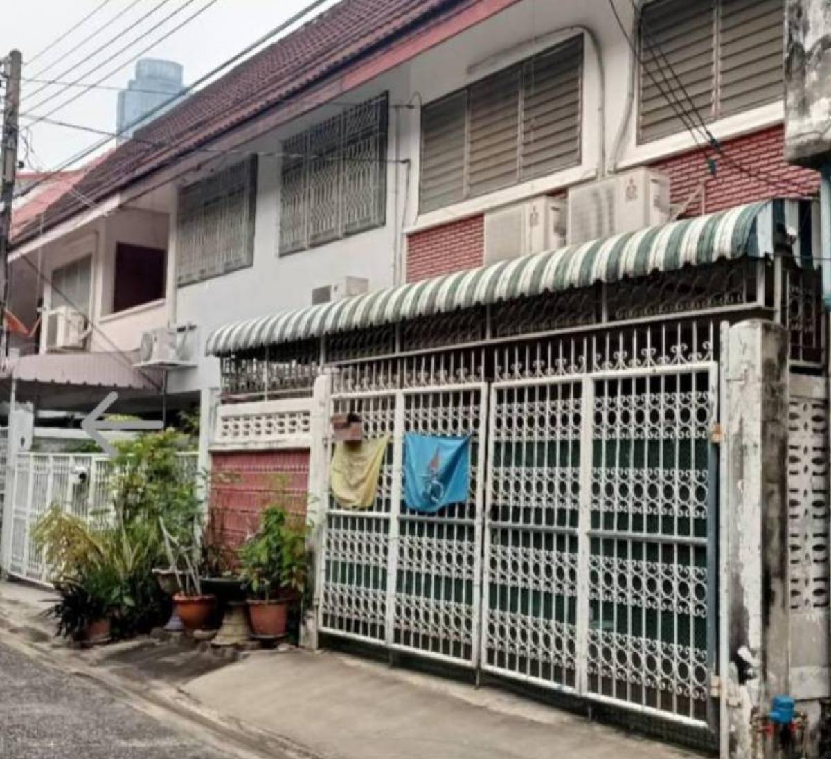 For SaleHouseRatchadapisek, Huaikwang, Suttisan : House in a high potential location, near MRT Rama 9, in the heart of the convenient travel area, near Central Rama 9, only 5 minutes.