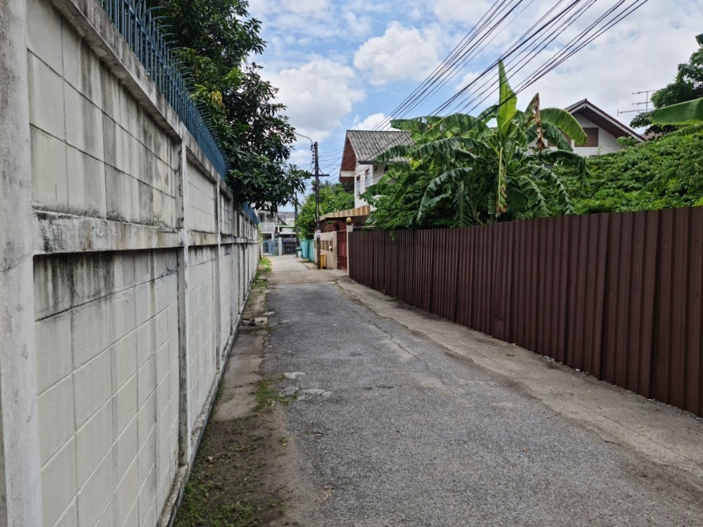 For SaleLandOnnut, Udomsuk : Land for sale, corner plot, area 101 sq m., on the main road in Soi Pridi 14, Sukhumvit 71