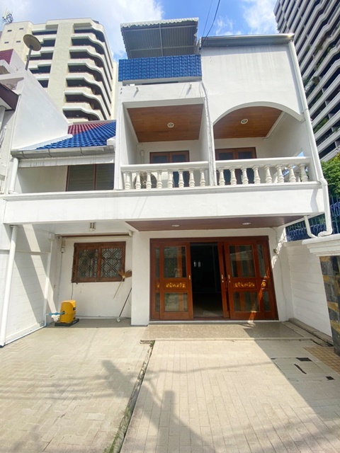 For RentTownhouseRathburana, Suksawat : BTS Thonglor PhromPhong 1km. 6bed Sukhumvit 47-51 house for rent Homeoffice 3Storeys office