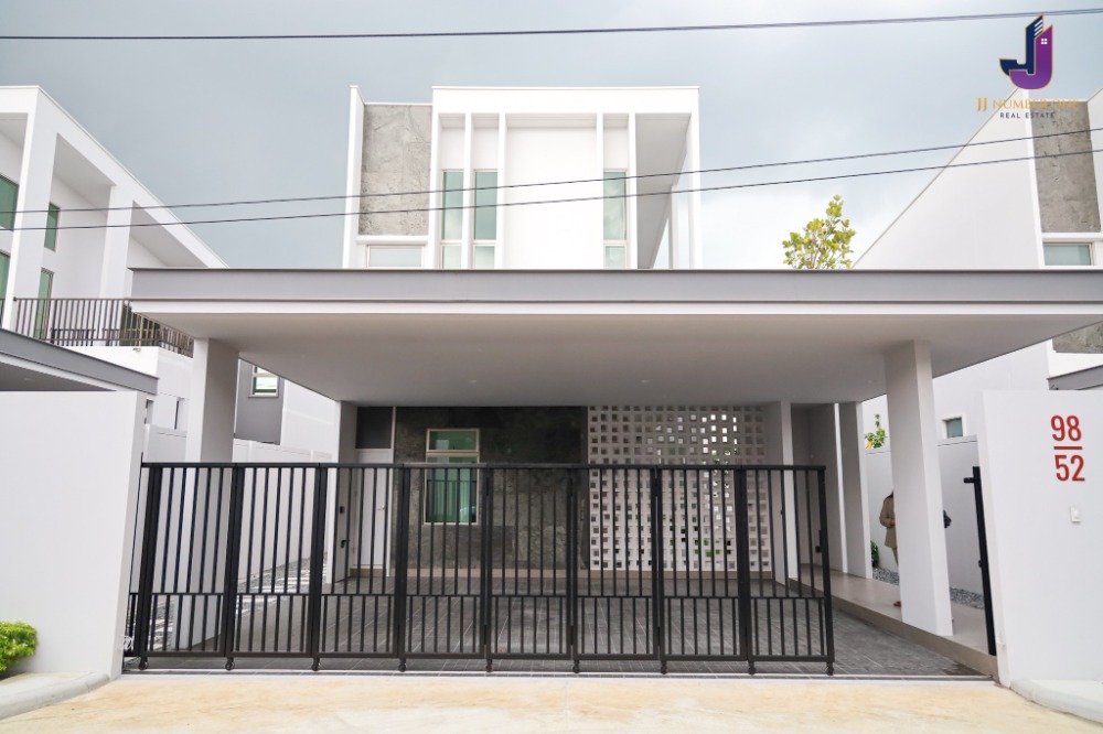 For SaleHousePathum Thani,Rangsit, Thammasat : 2-storey detached house, Baan Chan Mai project, Rangsit, Khlong 4, area 67.3 square wah, usable area 260.77 square meters, 4 bedrooms, 4 bathrooms, 1 kitchen, 3 parking spaces, furniture, fully furnished 📌 Property code JJ-H196 📌