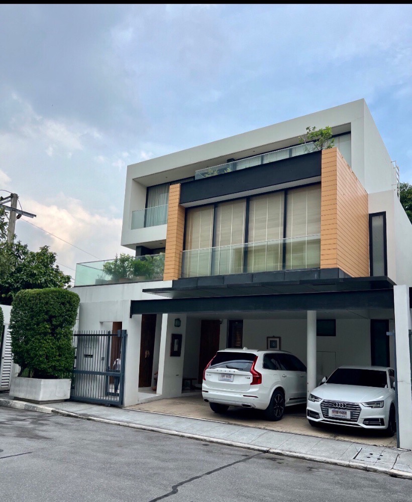 For SaleTownhouseYothinpattana,CDC : Large detached house for sale. Location: Village 15 Gates (Fifteen Gates). The project is located in: Soi Yothin Phatthana 11, Khlong Chan, Bang Kapi. 3-storey detached house.