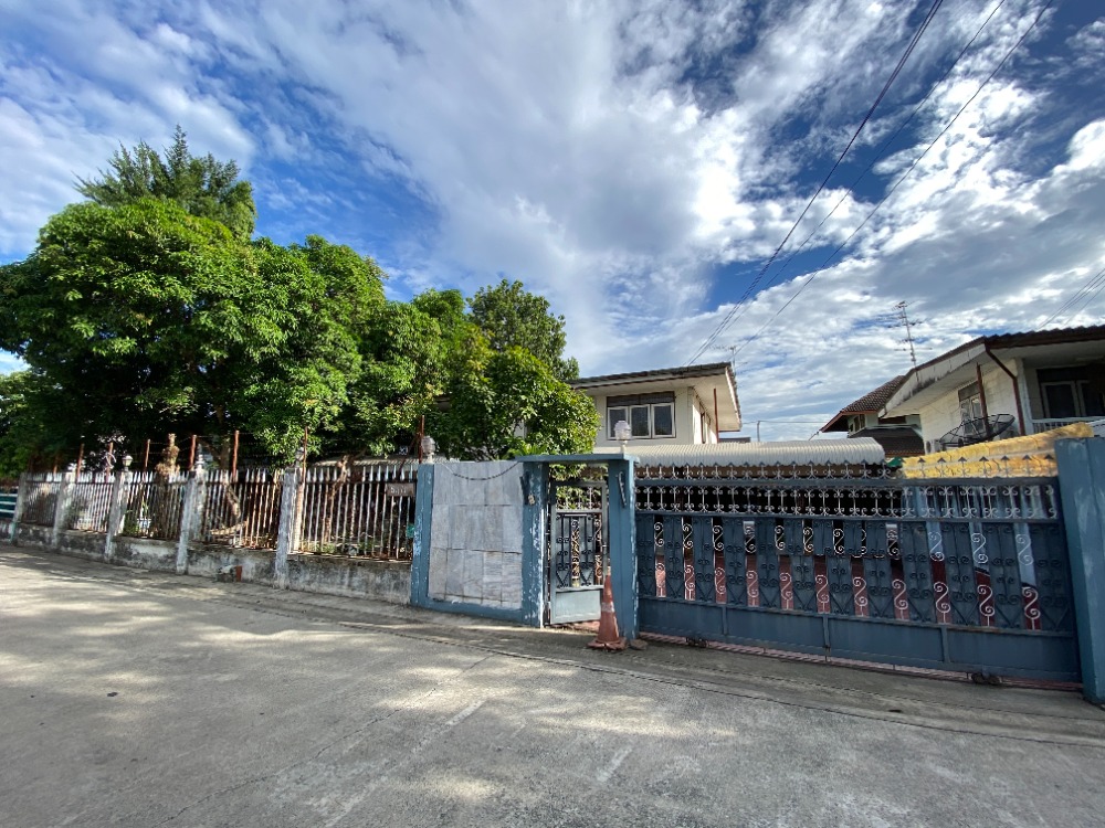 For SaleHouseNawamin, Ramindra : For sale! Land area 136 square wah, plus a 2-storey detached house, Pattawikorn Village, Soi Nawamin 70, in the same alley as Bodindecha 2 School (Sing Singhaseni)