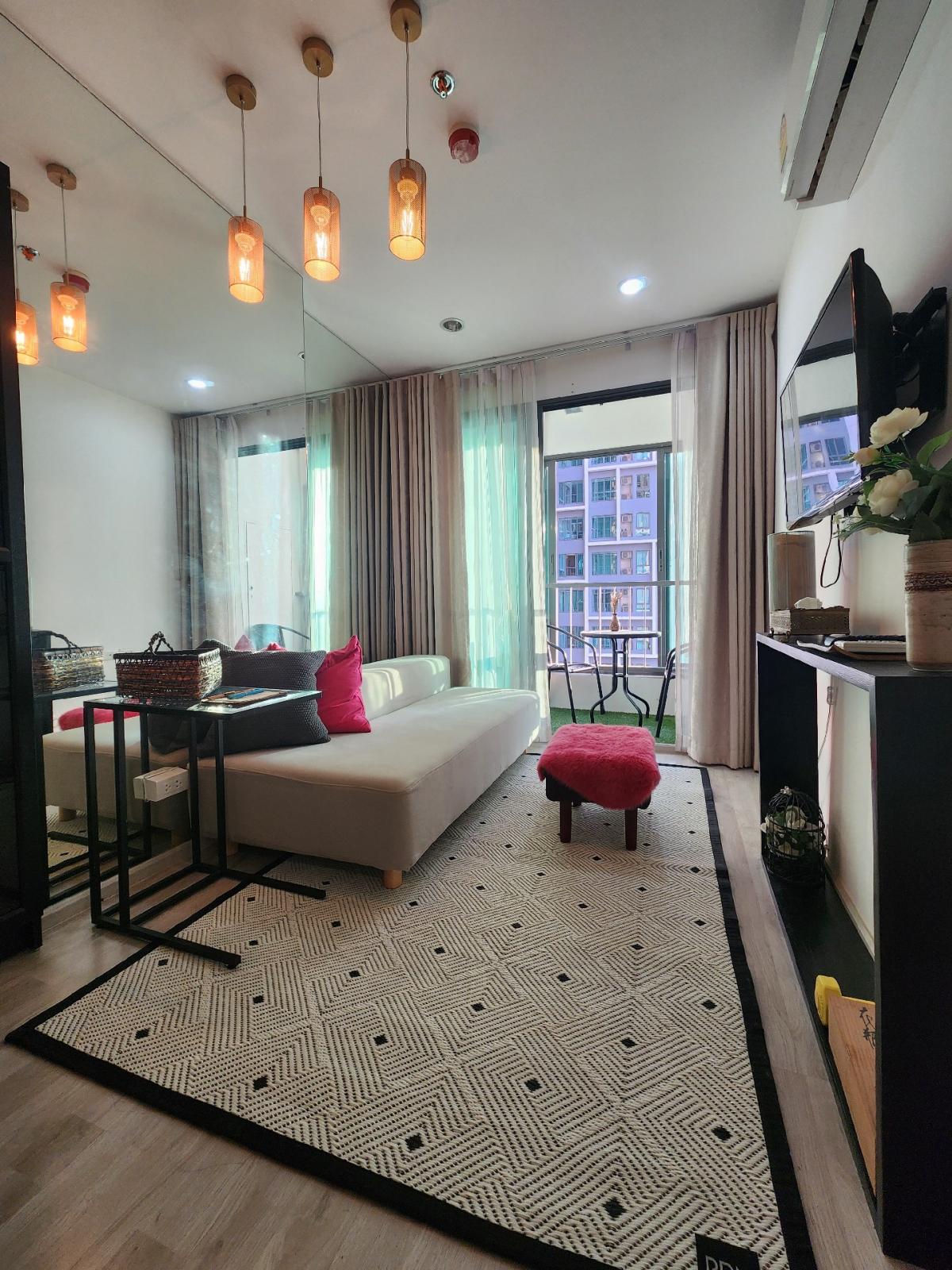 For RentCondoPinklao, Charansanitwong : 1 bedroom, 1 bathroom condo with furniture, 100 meters from MRT Bang Khun Non