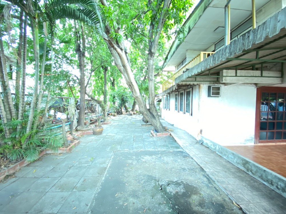 For SaleHouseNawamin, Ramindra : Selling cheap! Land 136 square wah, plus house 55,900 baht per square