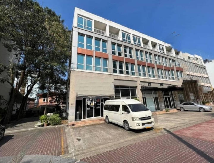 For RentHome OfficeWongwianyai, Charoennakor : For Rent for rent, office building / commercial building 4.5 floors / on Krung Thon Buri Road / next to BTS Wongwian Yai / 9 air conditioners / 450 square meters of living space, parking in front of the building, 3 vehicles, suitable as an office, beauty 