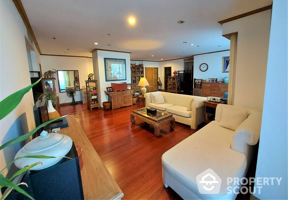 For RentCondoWongwianyai, Charoennakor : 2-BR Condo at Ban Chao Phraya Condo near MRT Hua Lamphong