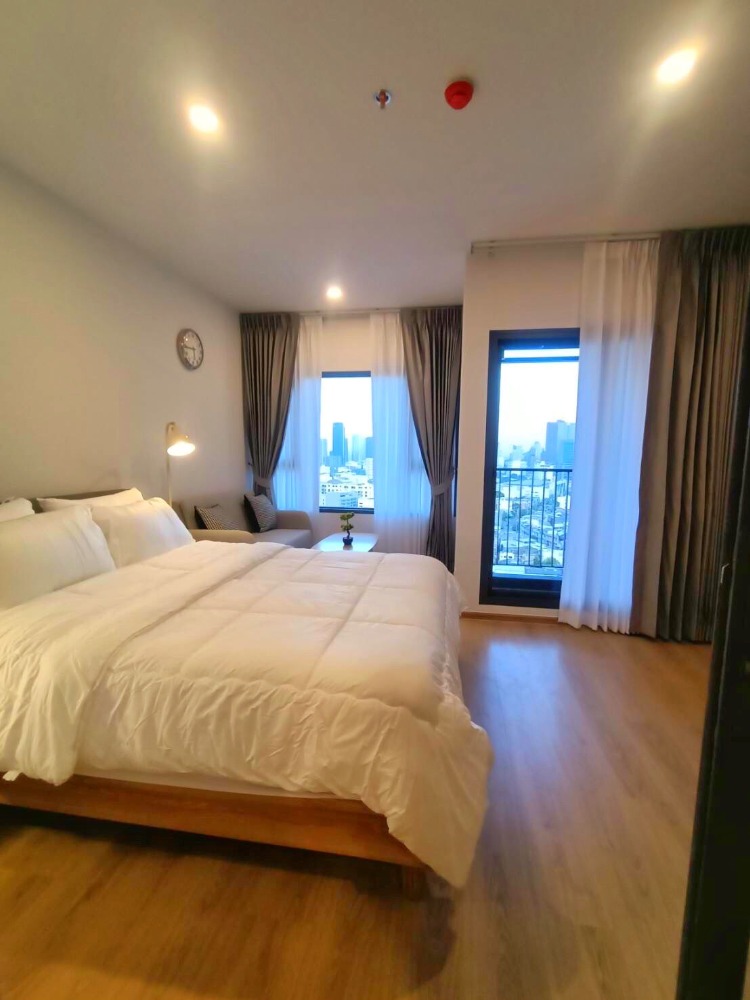 For RentCondoKhlongtoei, Kluaynamthai : Condo for rent: Life Rama 4 - Asoke, near Chalerm Maha Nakhon Expressway and MRT Queen Sirikit Center, only 450 meters away.