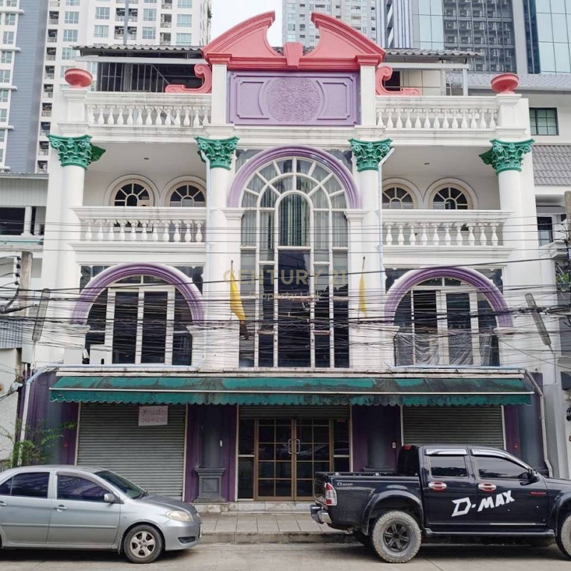 For SaleShophouseSilom, Saladaeng, Bangrak : Announcement for sale of 4-story commercial building in the middle of the business district, area 50 sq m., near BTS Chong Nonsi Station. No.55-CB-670