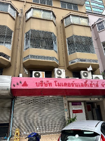 For SaleShophouseSapankwai,Jatujak : Urgent sale, 2-room commercial building, 3 and a half floors, suitable for a clinic or office, Lat Phrao 15, with parking space