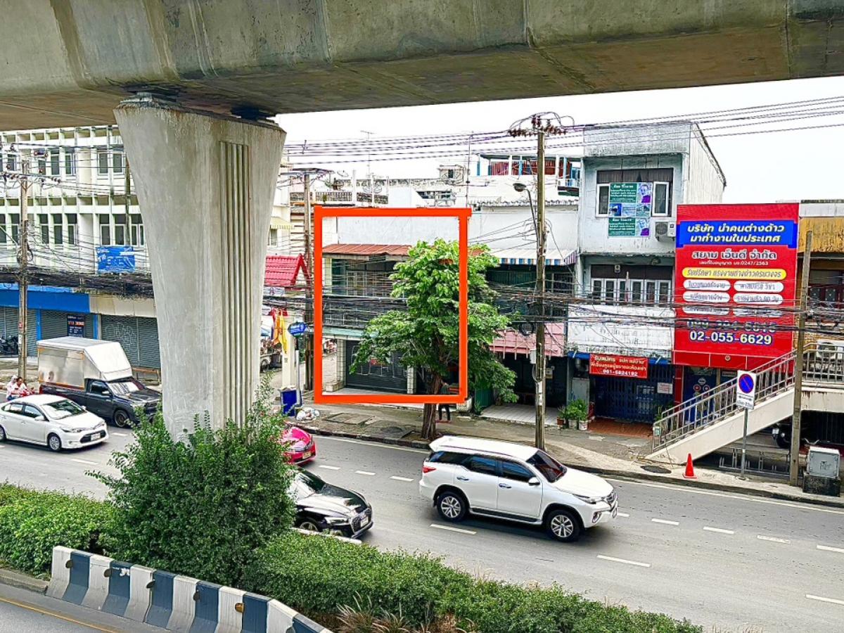 For SaleShophousePinklao, Charansanitwong : For sale: 2-storey shophouse, commercial building on Charan Road, only 400 meters from MRT Charan 13