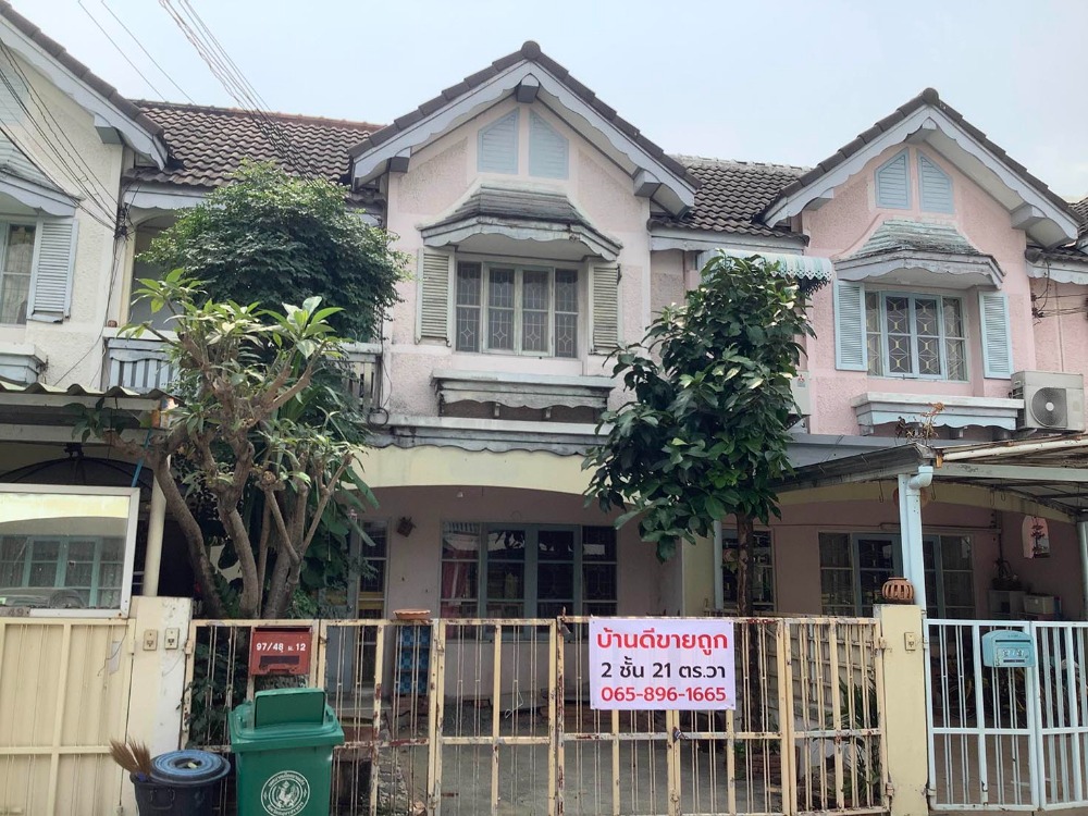 For SaleTownhomeSamut Prakan,Samrong : Townhouse for sale at Park Gallery Villa, Srinakarin Road, Soi Sridan 22, near Lassalle Intersection.