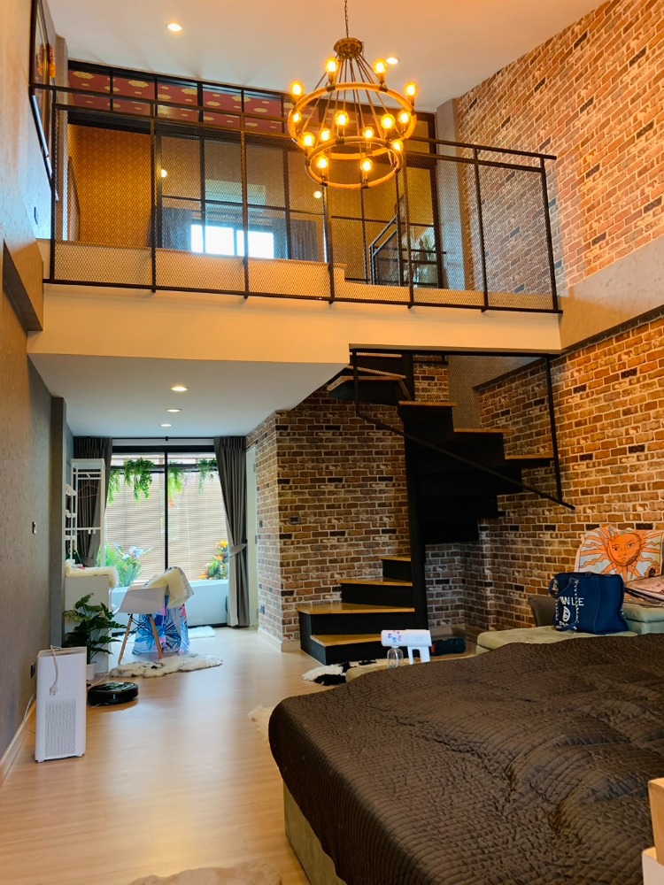 For SaleTownhouseChaengwatana, Muangthong : Urgent sale!!! Owner selling 3 and a half storey townhouse, size 17.5 sq m., price 4.5 million baht, Modern LOFT style, 10 minutes to MRT Pink Line, Samakkhi Station, near Si Rat Expressway, only 15 minutes.