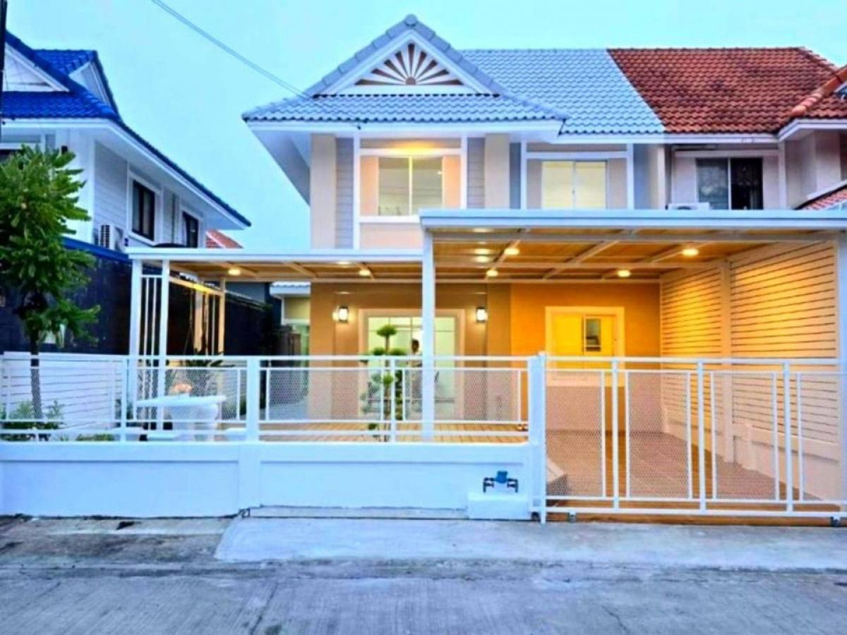 For SaleTownhouseNonthaburi, Bang Yai, Bangbuathong : Beautiful renovated house, ready to move in, good location, convenient transportation, price reduced by 200,000 baht from 2.89 million to 2.69 million. Selling a 2-storey twin house, Pruksa Village 33, Bang Mae Nang Subdistrict, Bang Yai District, Nonthab