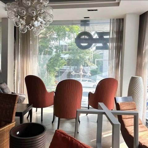 For RentShophouseSukhumvit, Asoke, Thonglor : For rent: 3-storey commercial building, 2.5 units + mezzanine, used as a rooftop, Sukhumvit area, near BTS Phrom Phong