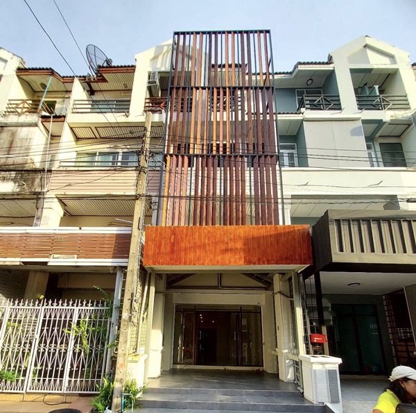 For SaleTownhouseSeri Thai, Ramkhamhaeng Nida : For sale: 4-storey townhouse, Baan Kesara Classic Home, Seri Thai 81/2, newly renovated, on the main road, suitable for living/business/office/office, pets not allowed (Baan Kesara Classic Home)