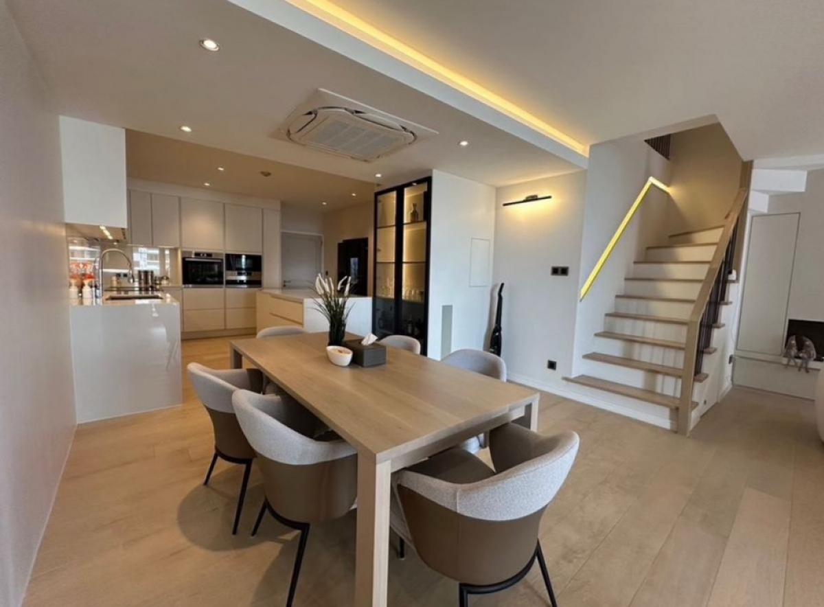 ให้เช่าคอนโดสุขุมวิท อโศก ทองหล่อ : Rental : Duplex Penhouse In The Casa Riva Condo , 3 Beds 3 Bath , 1 Maid Room , 215 sqm , High Floor 🔥🔥Rental :  150,000 THB / Month🔥🔥#Officerental  #Houserental #Condorental #Fullfurnished#Electricity#PSLiving📌Refrigerator📌Airconditioner📌Microwave📌Water