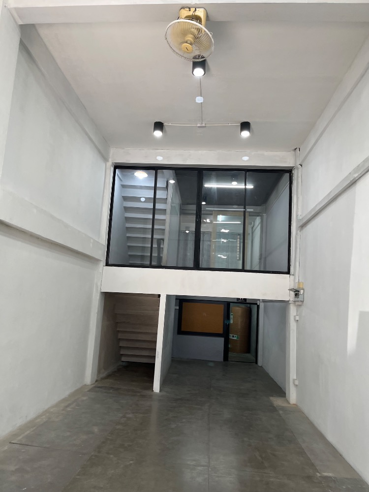 For RentRetailLadprao, Central Ladprao : 3.5-storey commercial building on the roadside, newly renovated