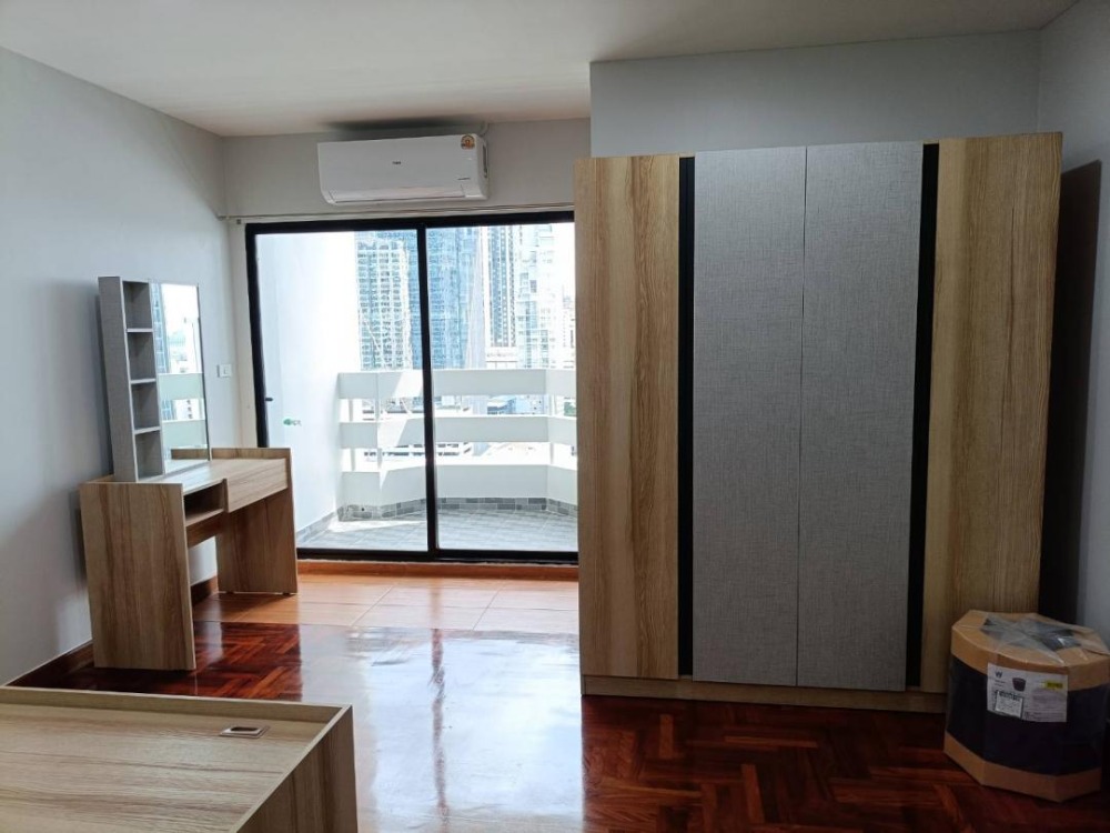 For RentCondoRatchathewi,Phayathai : For rent: Phayathai Plaza, next to BTS Phayathai station, 1 bedroom, 2 bathrooms, 1 large living room, 66 sq m.