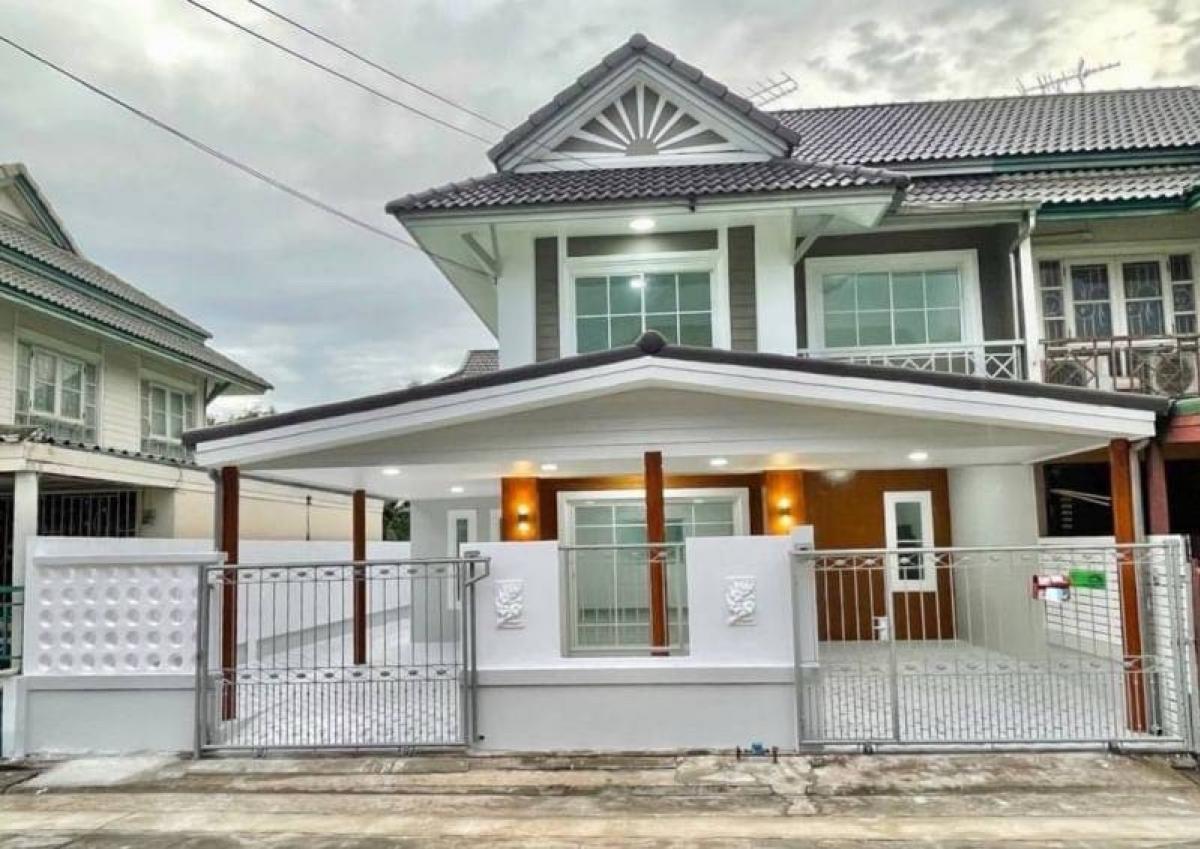 For SaleHouseNonthaburi, Bang Yai, Bangbuathong : Beautiful renovated house, ready to move in, good location, convenient transportation 🏡 Twin house, 4 bedrooms, 2 bathrooms, parking for 2-3 cars