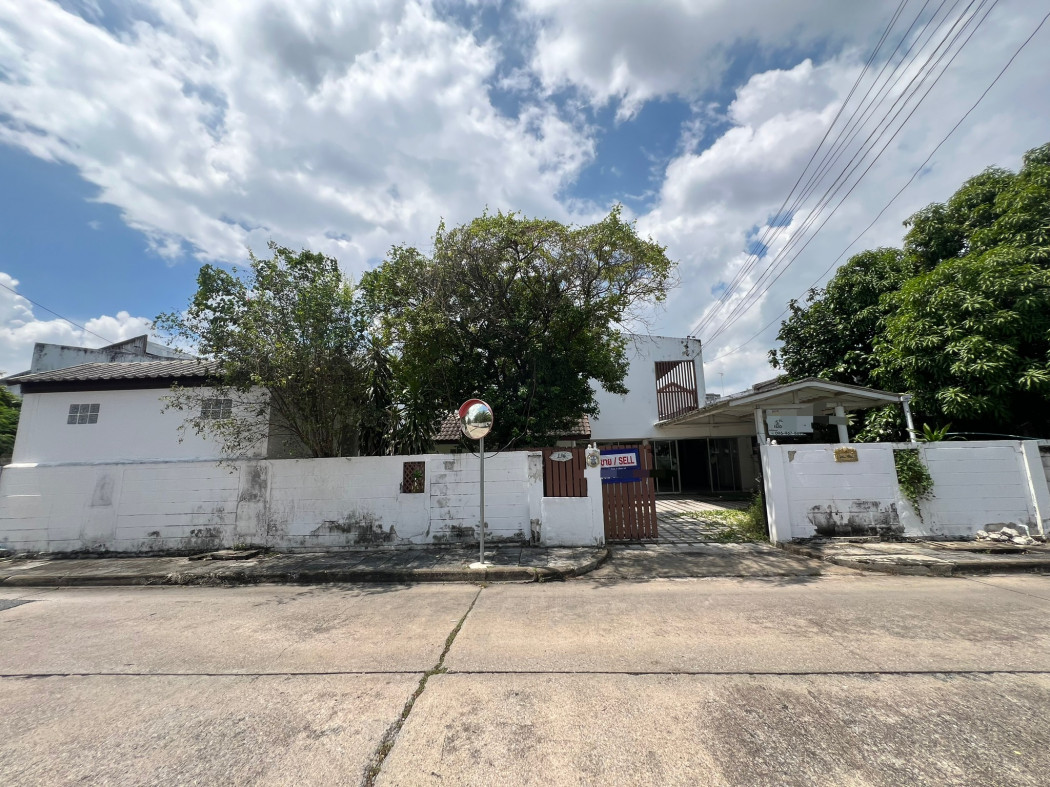 For SaleLandPattanakan, Srinakarin : Urgent sale!! Land with house in Soi Phatthanakan 63, size almost 100 square meters, suitable for renovation.