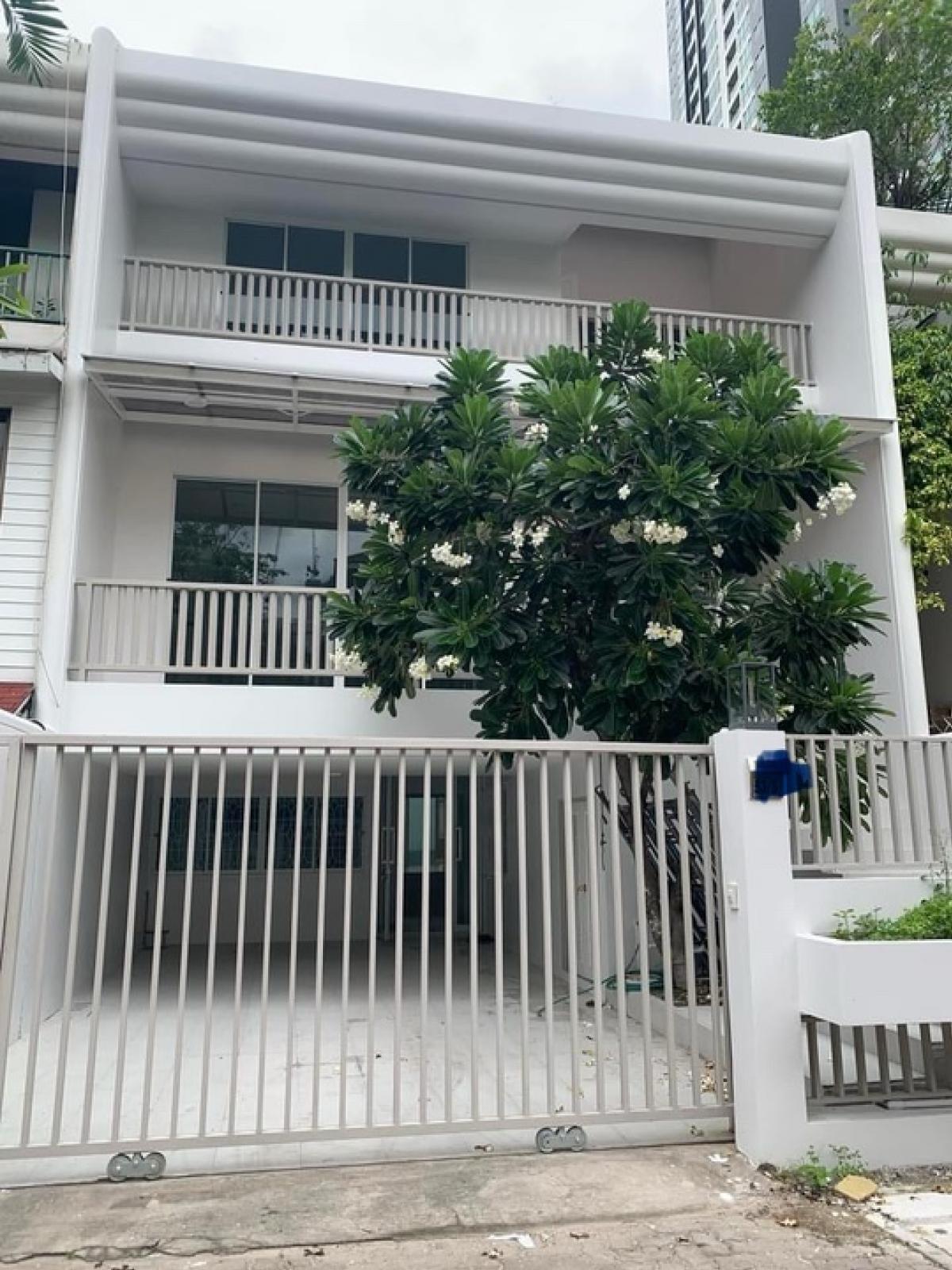 For SaleTownhouseSukhumvit, Asoke, Thonglor : 📢👇Selling a 3-storey, 8-level townhouse in the heart of Bangkok, located in the Em District area.