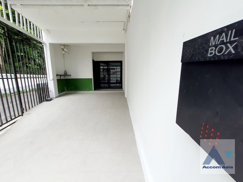 For RentHome OfficeSukhumvit, Asoke, Thonglor : Home Office | 4 Bedrooms Townhouse for Sale and Rent in Sukhumvit, Bangkok near BTS Ekkamai - BTS Phra khanong (13002036)