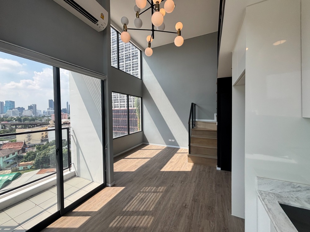 For SaleCondoRama9, Petchburi, RCA : Beautiful room, south facing, open view, best value in the building, Landmark @MRTA Station, near the MRT subway, MRTA station, only 350 meters, Residence C building (few units, ready to transfer), price only 6.7 million baht.