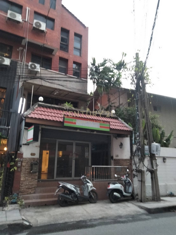 For RentShop HouseKhlongtoei, Kluaynamthai : Announcement for renting a 4-story commercial building Soi Thonglor 25 prime location in the central business district of Bangkok, area size 24 sq m