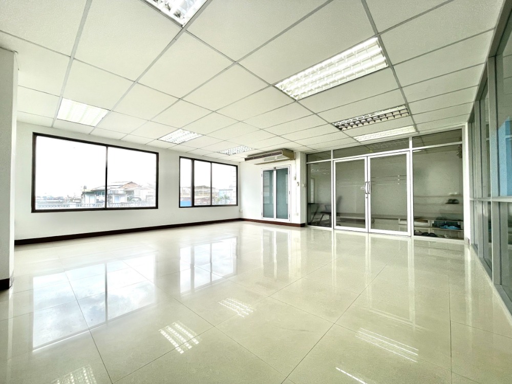 For RentOfficeWongwianyai, Charoennakor : Chinthawatchai Building, office building, vacant space for rent, Lat Ya Road (Wong Wian Yai)