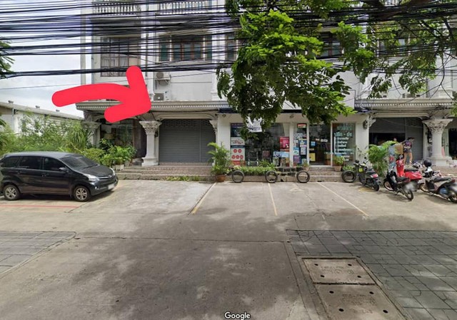 For RentShophouseRama9, Petchburi, RCA : HR1892 Commercial building for rent on Rama 9 Road, near The Nine, suitable for an office or business that needs a storefront.