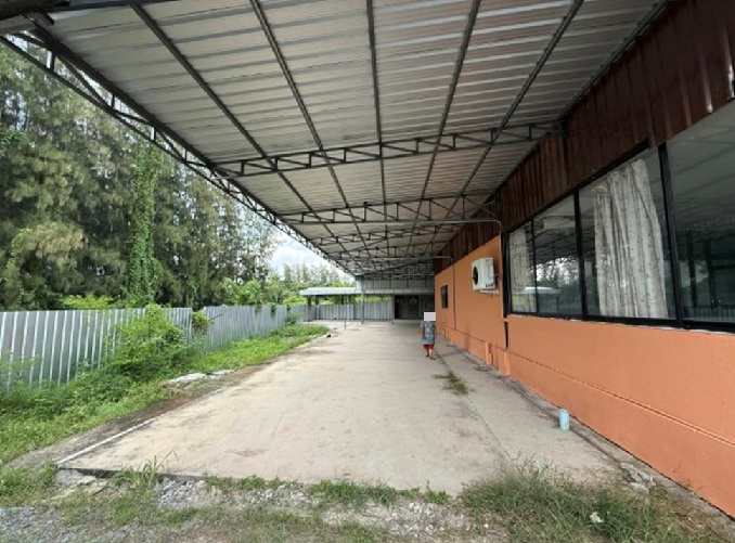 For RentWarehousePhutthamonthon, Salaya : For Rent Warehouse for rent with large office, Khlong Yong, Salaya / Salaya - Bang Phasi Road / Land area 628 square wah, usable area 1500 square meters / Trailer trucks can enter and exit