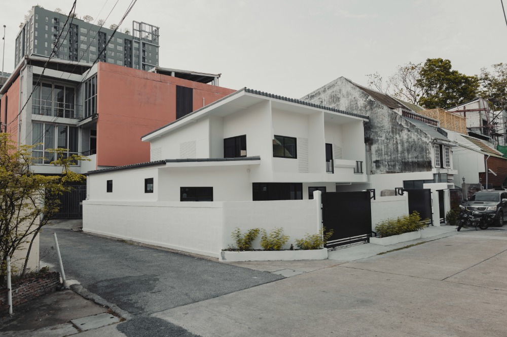 For RentHousePattanakan, Srinakarin : 📣 For rent 🏠 Stand alone house / good location / Located on soi Phatthanakan 12 ✨ Convenient transportation, very close to the expressway ✨