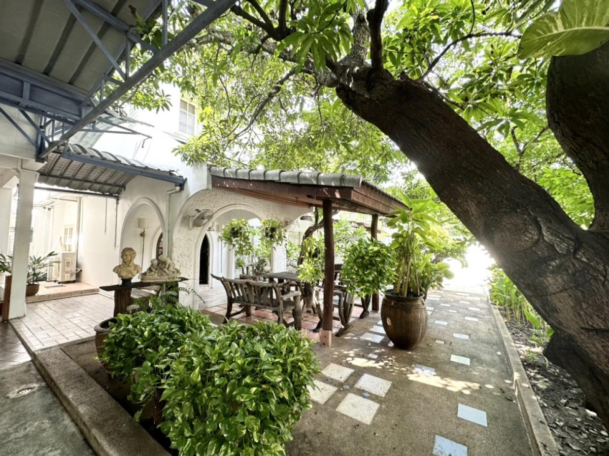 For SaleHousePattanakan, Srinakarin : Two-storey house, corner house, Soi Phatthanakan 48, suitable for investment, spa business or a quiet place to live, no flooding.