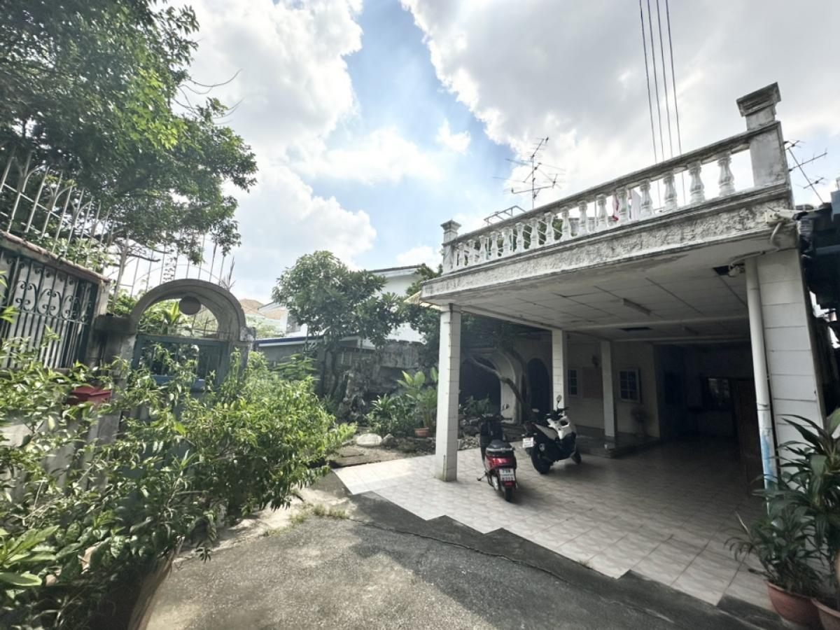 For SaleHousePattanakan, Srinakarin : Investors must not miss 🔥 2-storey detached house located in Soi Phatthanakan 48. It is very suitable for renovation or living.