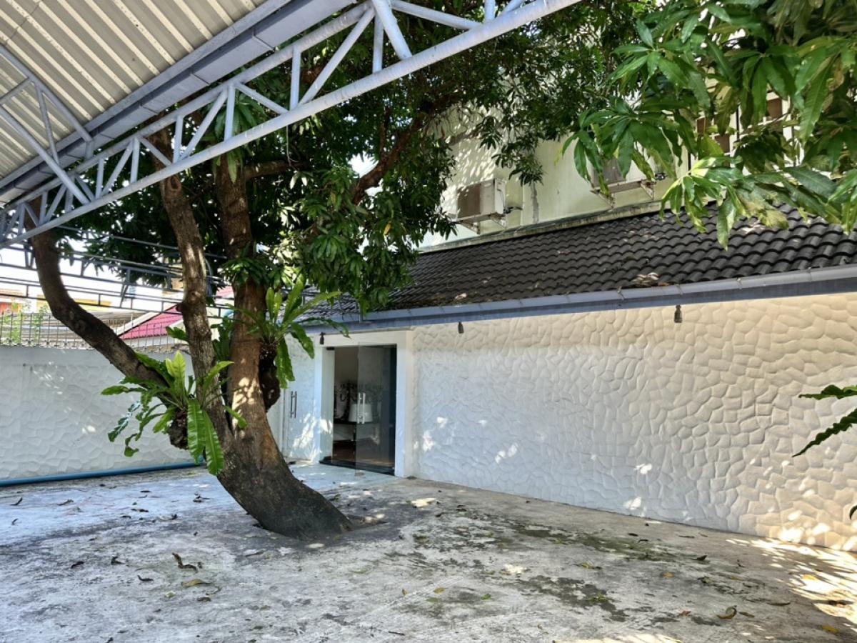 For SaleHousePattanakan, Srinakarin : 2-storey detached house, reasonable price, suitable for investors or people who want a place to live in the city center.