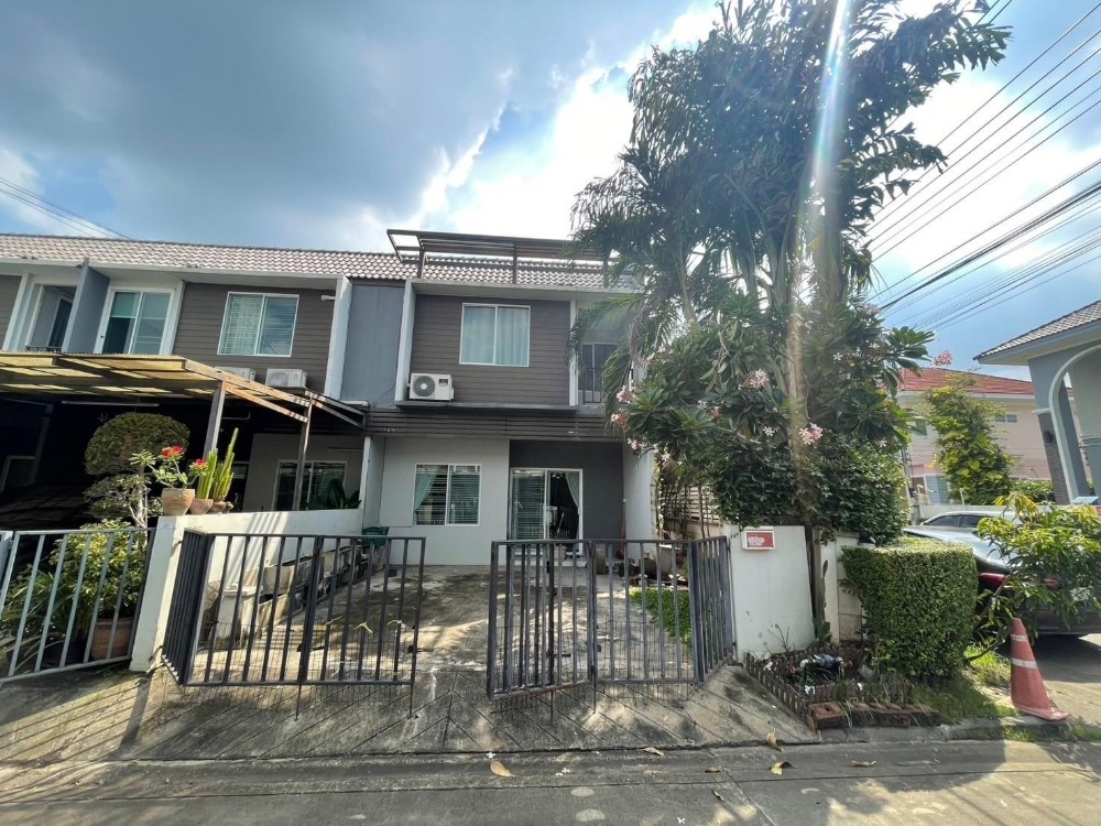 For SaleTownhouseVipawadee, Don Mueang, Lak Si : Townhouse for sale, The Colors Village, Don Mueang-Songprapa, 30 sq m. Call 0999983897.