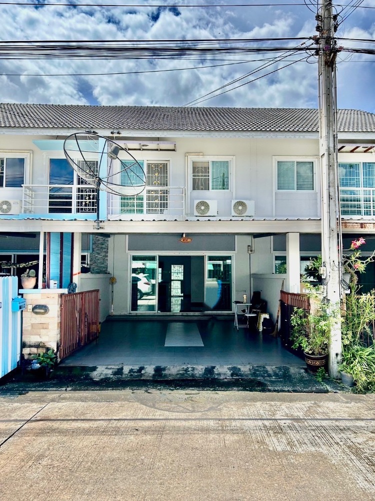 For SaleTownhousePattaya, Bangsaen, Chonburi : At the end of the alley, quiet!! Selling a 2-storey townhouse, Chotika Modernity Village, on the main road, 28.2 sq.w., Phan Thong, Chonburi.