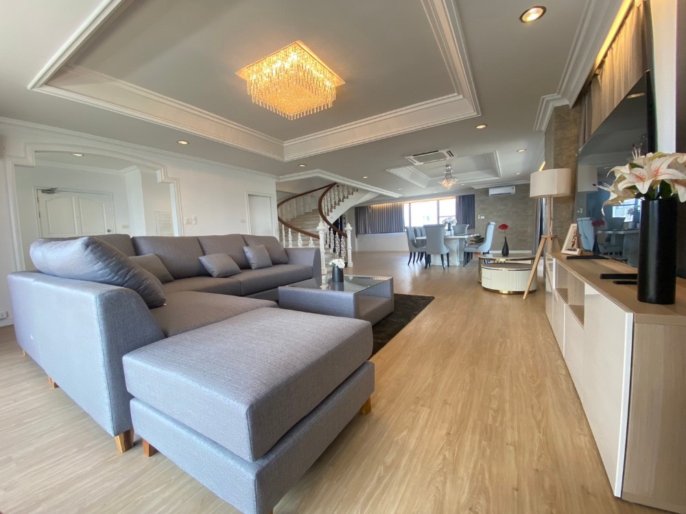 ให้เช่าคอนโดสุขุมวิท อโศก ทองหล่อ : ✨Penthouse in heart of bangkok! 3+1 bedroom new decoration at all private garden and balcony City View nearly bts Phromphong