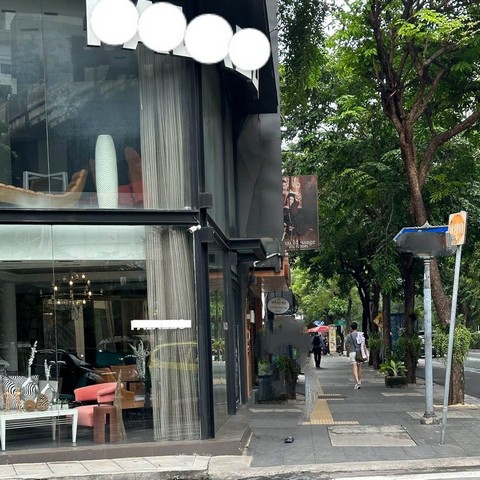 For RentShophouseSukhumvit, Asoke, Thonglor : HR1896 Commercial building for rent, corner building, very good location, Sukhumvit area, near BTS Phrom Phong, suitable for a restaurant, bar, showroom.