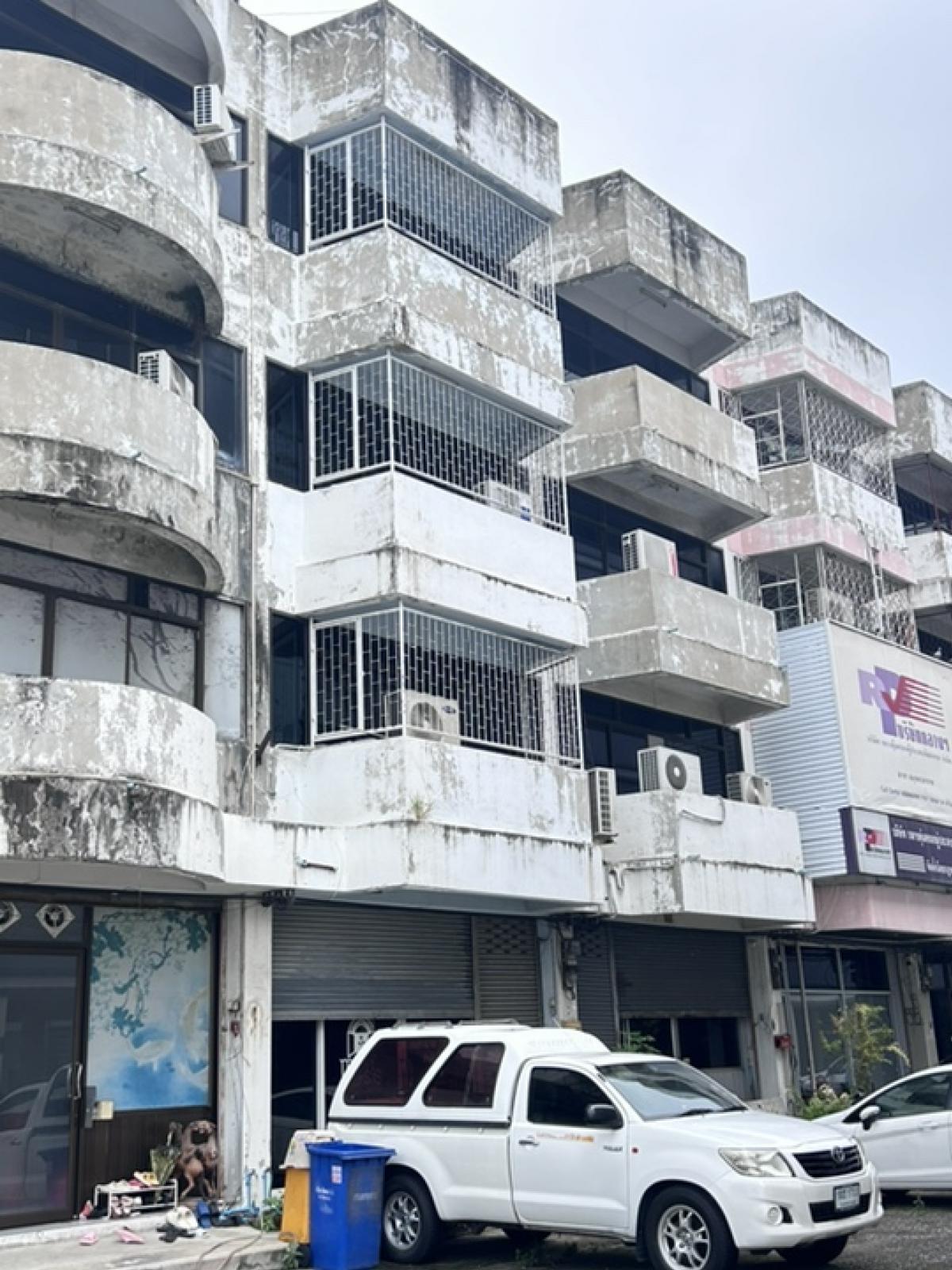 For SaleShophouseSamut Prakan,Samrong : Urgent sale! 4 and a half storey commercial building near the BTS