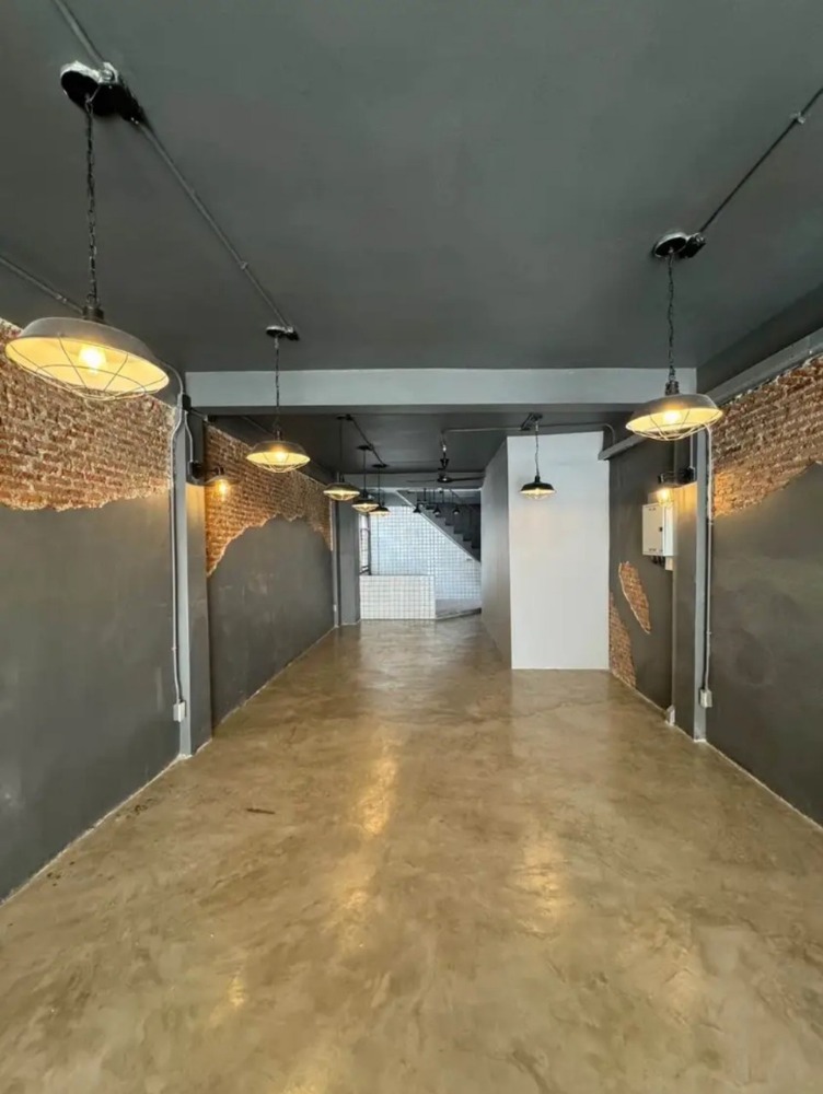 For RentHome OfficeOnnut, Udomsuk : For rent: Commercial building, next to the entrance to BTS Bang Chak. For rent only floors 2-3-4-5, entrance-exit, shared with the shop on the ground floor. Suitable for an office, co-working space, language school, or business that does not require a sto