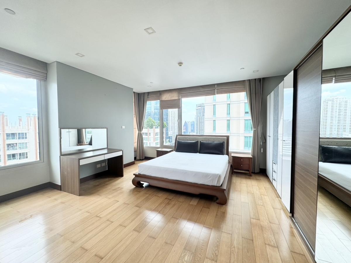 For SaleCondoWitthayu, Chidlom, Langsuan, Ploenchit : The Park Chidlom for Sale143 sqm. 2 Bedroom Corner unit on 20th floor. Well managed and conveniently located in the prime district of Bangkok. Suitable for living and investment. Near BTS Chidlom and other landmarks of Bangkok CBD. Pets are allowed.