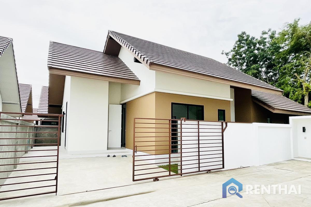 For SaleHousePattaya, Bangsaen, Chonburi : A lovely 1 story house modern style with private pool