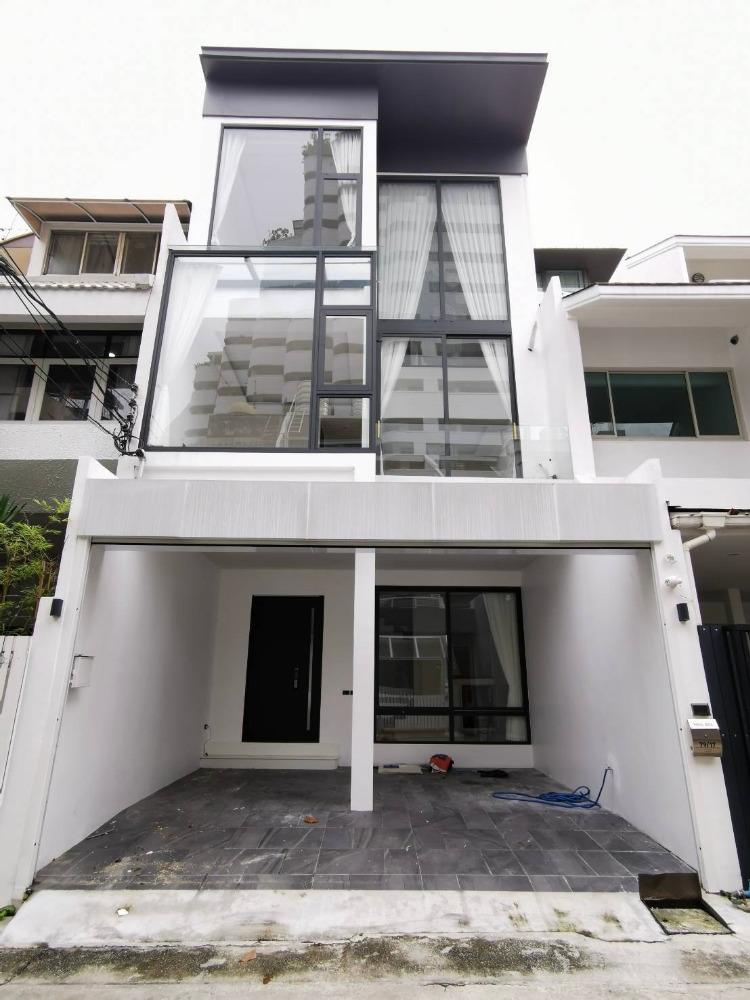 ขายทาวน์เฮ้าส์/ทาวน์โฮมสุขุมวิท อโศก ทองหล่อ : Townhouse for sell Sukhumvit soi 15: 25 sqwah  250 sqm. 4 bed 4 bath 31,900,000 Am: 0656199198