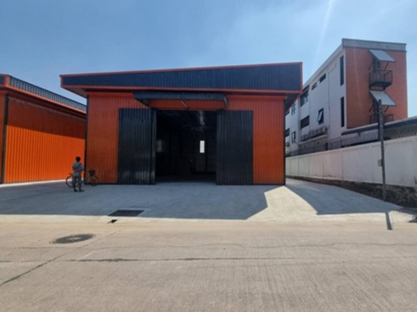 For RentWarehouseChokchai 4, Ladprao 71, Ladprao 48, : Warehouse for rent in Lat Phrao, size 305 sq m, near the Yellow Line, wide alley road, spacious area, can park many cars, large vehicles can enter and exit.