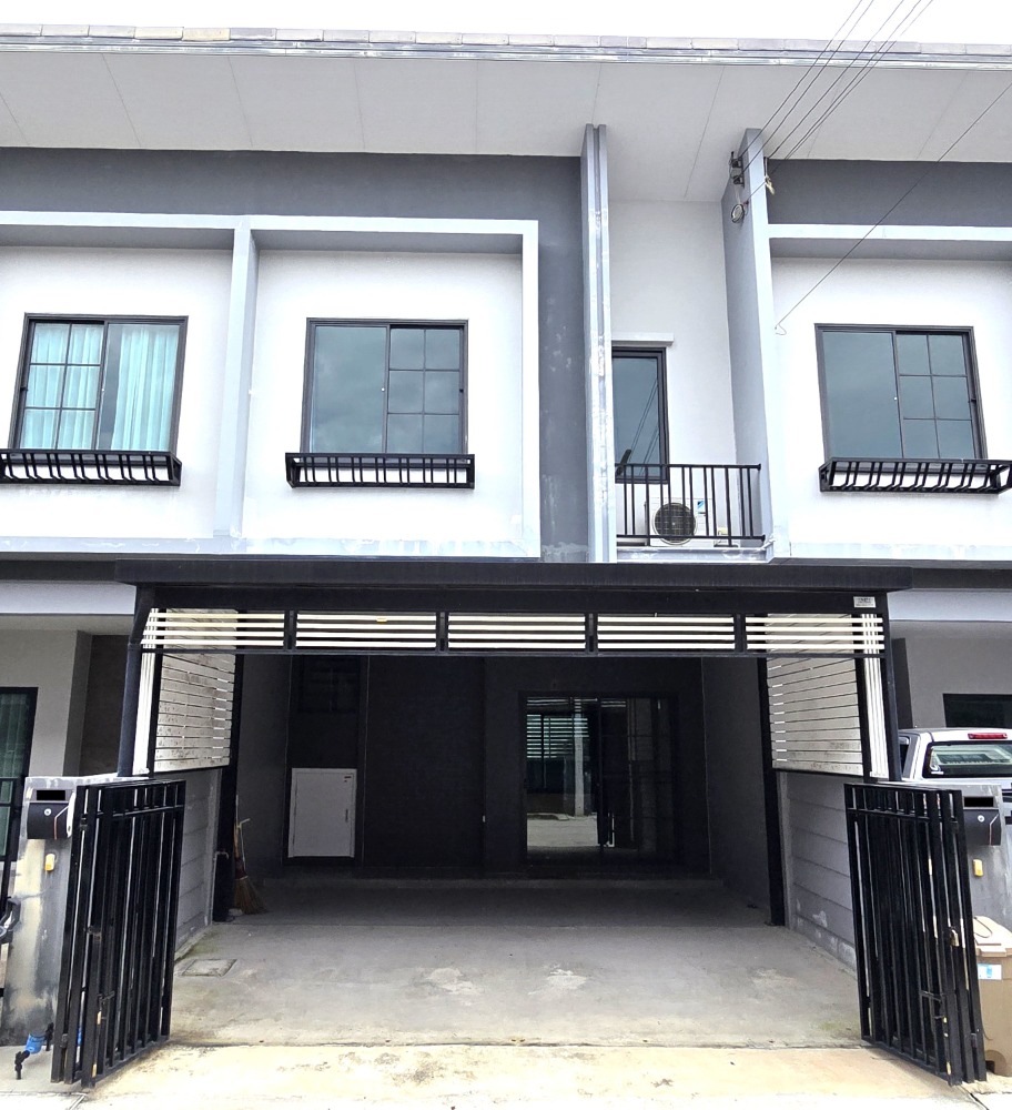 For SaleTownhousePathum Thani,Rangsit, Thammasat : 2-storey townhouse, Britannia Village, Hathai Rat, very new house, barely lived in, built-in kitchen and roof extension both in front and behind the house, ready to move in, located in a quiet alley, cant hear the sound of cars running, with free gifts!! 