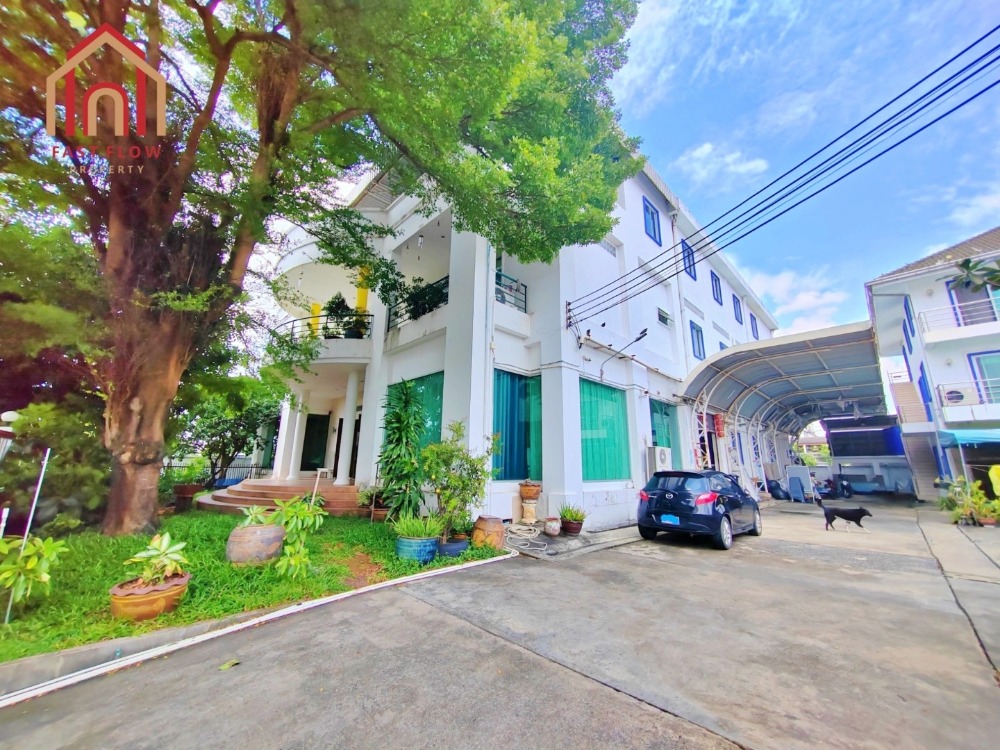 For SaleOfficePattanakan, Srinakarin : Land for sale, 399 square wah, with 2 three-storey buildings, suitable for office and warehouse use, usable area approximately 2,200 sq m., Soi Phatthanakan 44, Lotus Phatthanakan