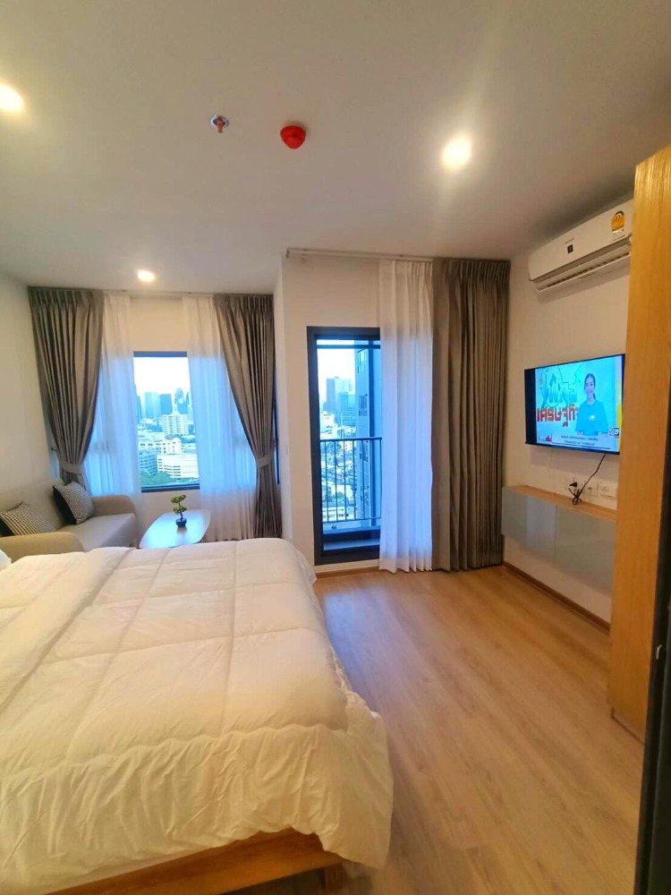 For RentCondoKhlongtoei, Kluaynamthai : New room for rent, complete with electrical appliances + furniture, just drag your bags and move in! Life Rama 4 - Asoke (near MRT Queen Sirikit Center)