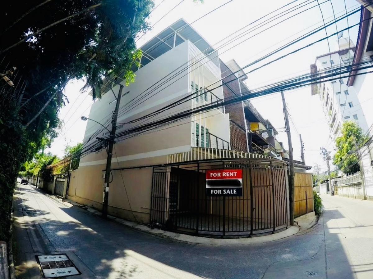 ให้เช่าทาวน์เฮ้าส์/ทาวน์โฮมสุขุมวิท อโศก ทองหล่อ : For Rent: 4-Storey Corner Townhome on Sukhumvit 65